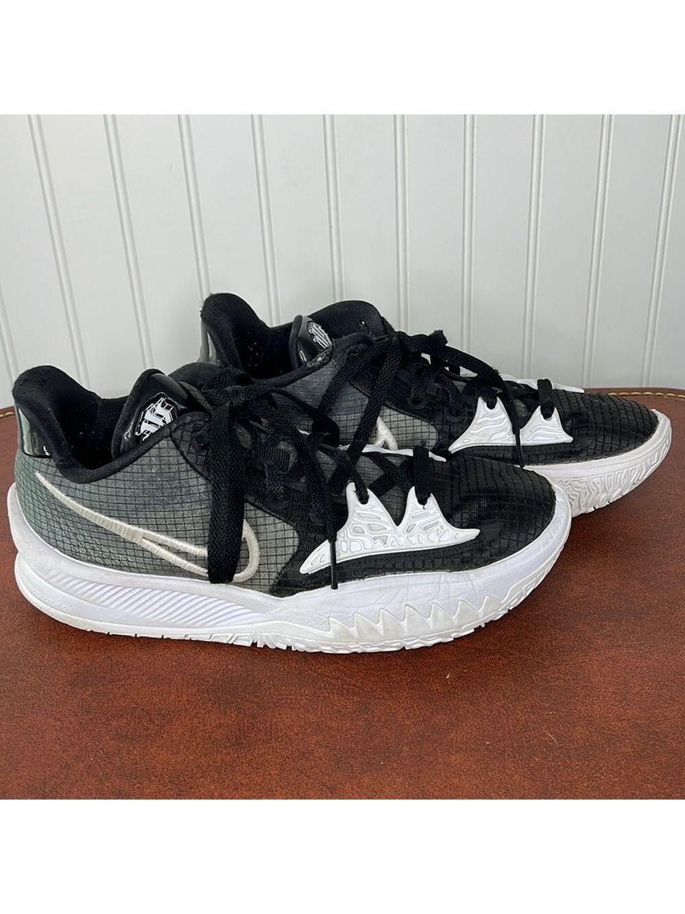 - Nike Kyrie Low 4 Black and White Size 7.5